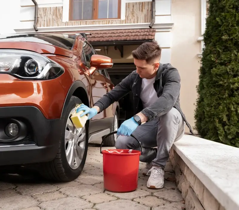 Lavage auto à domicile Port-Sainte-Foy-et-Ponchapt : professionnel intervenant sur un véhicule